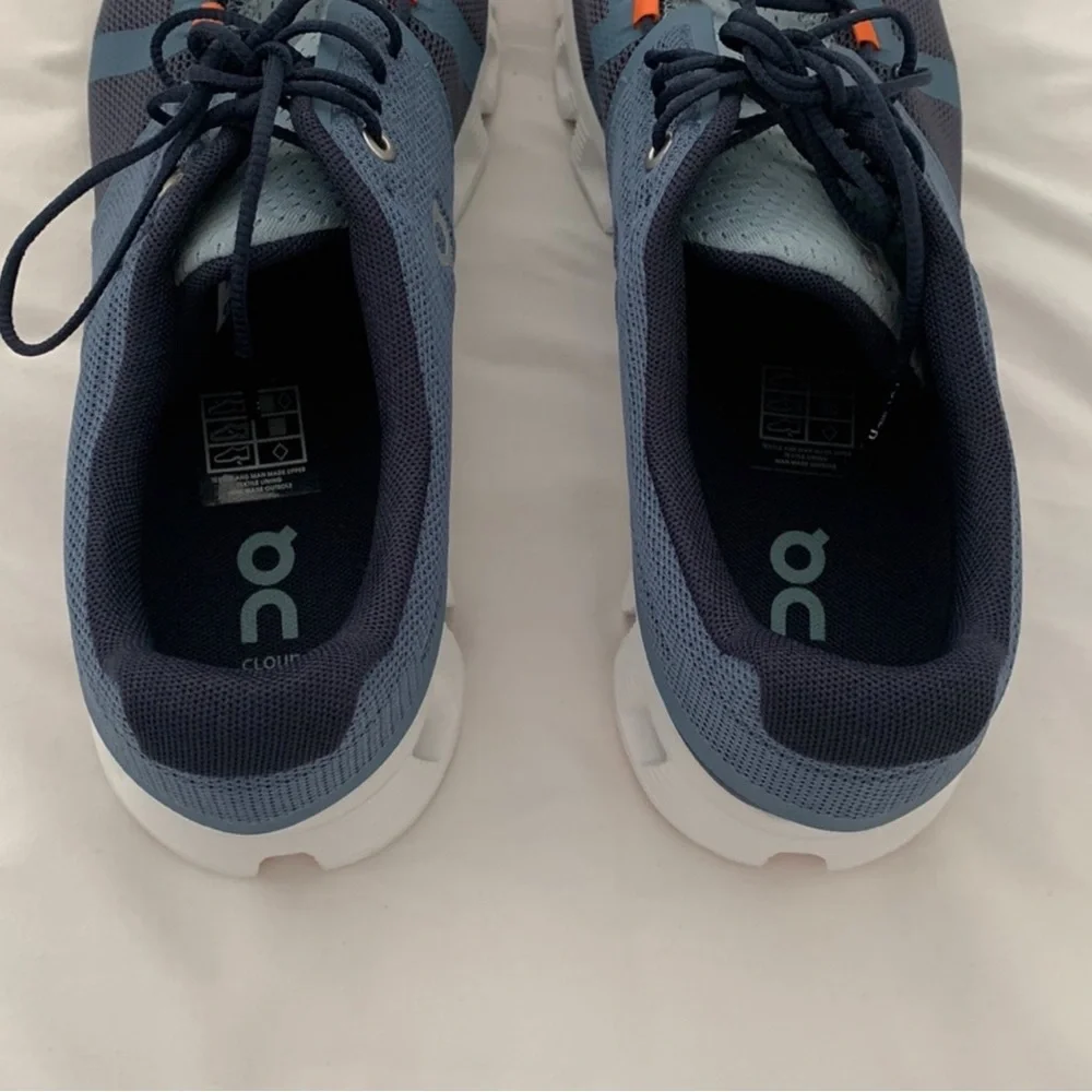 NWOT Mens on cloud Shoes Size 9